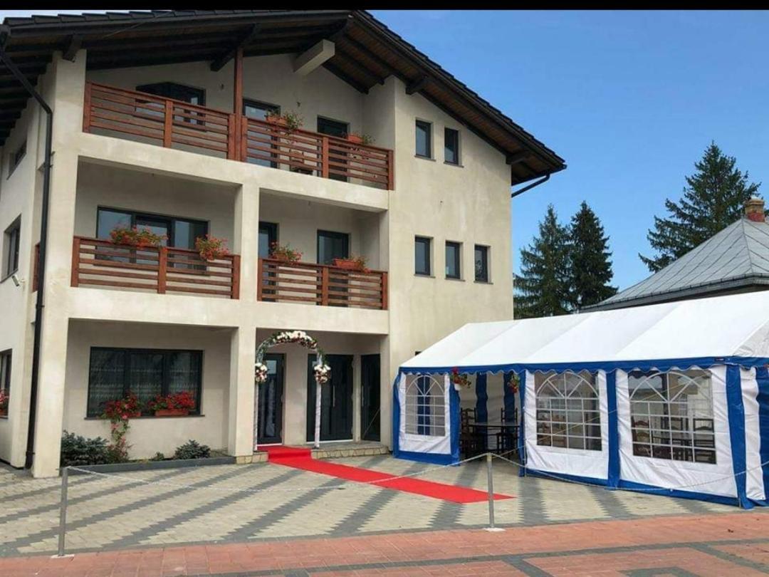 Отель Enigma Bucovinei Vicovu de Jos Экстерьер фото